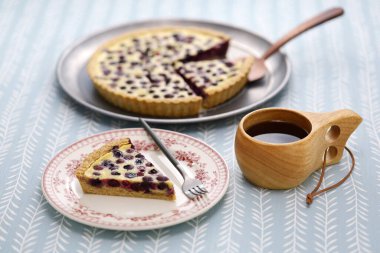 Fin yaban mersinli turtası (mustikkapiirakka) ve bir fincan Kuksa kahvesi