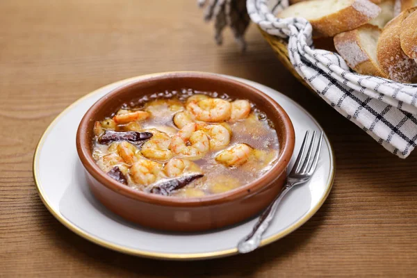 감바스 스페인어 타파스 엘라에 올리브유 고추를 새우를 첨가하고 요리하고 따뜻하게 — 스톡 사진