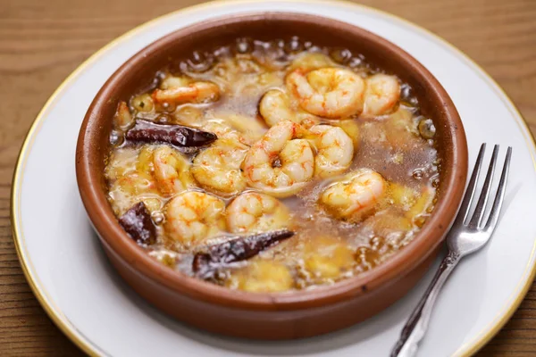 감바스 스페인어 타파스 엘라에 올리브유 고추를 새우를 첨가하고 요리하고 따뜻하게 — 스톡 사진