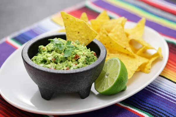 Házi Készítésű Guacamole Tortilla Chips Mexikói Előétel — Stock Fotó