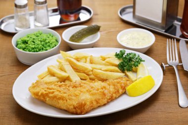 Ev yapımı balık ve patates kızartması, İngiliz ulusal yemeği.