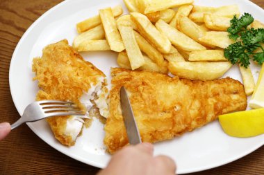 Ev yapımı balık ve patates kızartması, İngiliz ulusal yemeği.