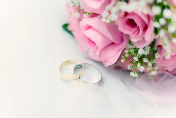 Bouquet de mariage et bagues — Photo