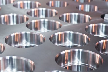 Yeni metal nesneleri işlenir