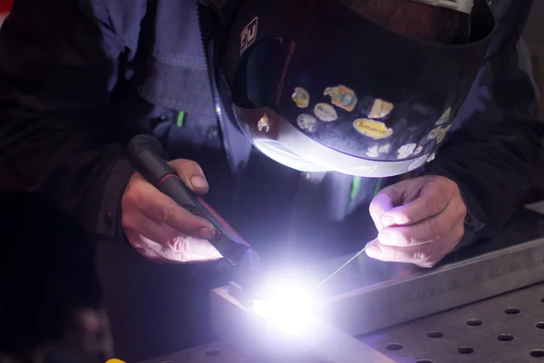 Welder Welding Metal — Stock Photo, Image