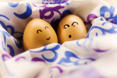 iki yumurta ile çizilmiş gülen yüzler