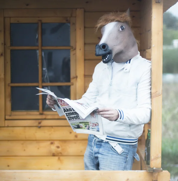 Hombre con máscara de caballo — Foto de Stock