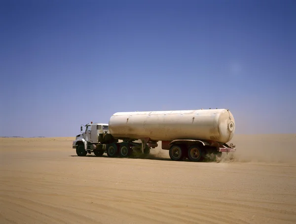 Camión conduciendo por el desierto árabe — Foto de Stock