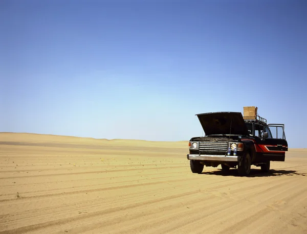 Broken down four wheel drive — Stock Photo, Image