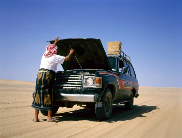 Car stucked in the desert — Stock Photo, Image