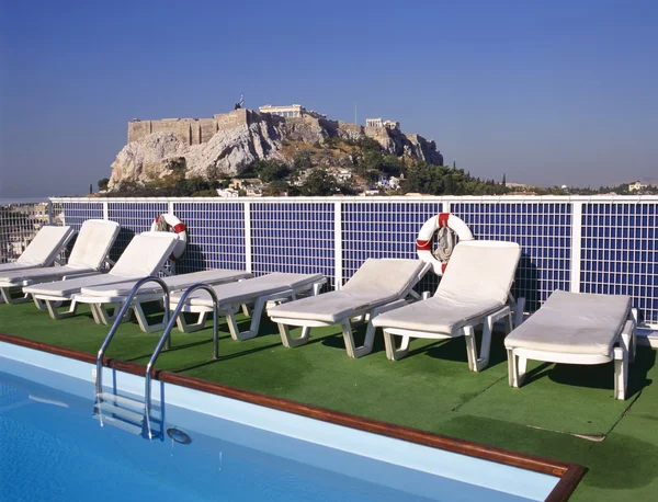 Swimmingpool and at background the Acropolis — Stock Photo, Image
