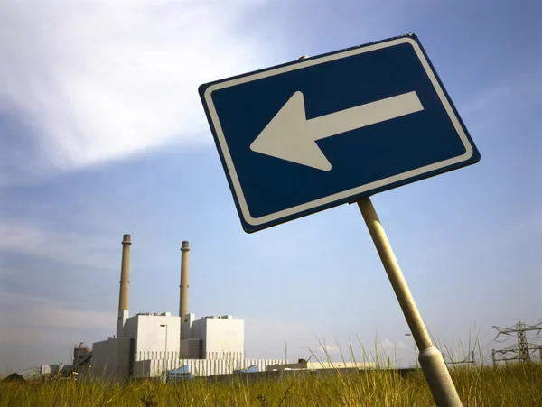 Elektriciteitscentrale met pijl teken — Stockfoto