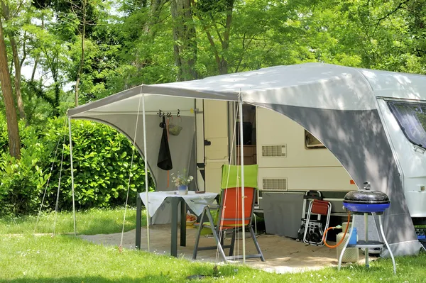 Caravan at a camp site — Stock Photo, Image