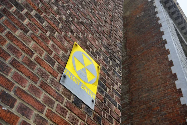 Sinal de abrigo Fallout na parede de tijolo vermelho — Fotografia de Stock