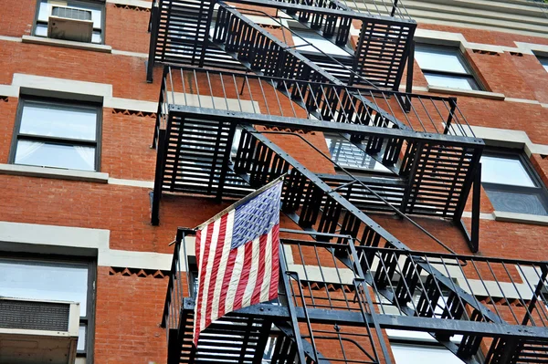 Drapeau américain et escaliers d'emercency — Photo