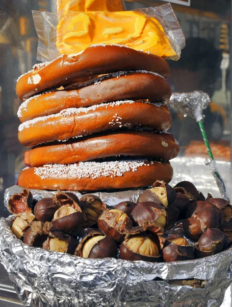 Pretzels and chestnuts on vendors cart — Stock Photo, Image