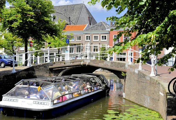 Tourist boat in Delft — Stock Photo, Image