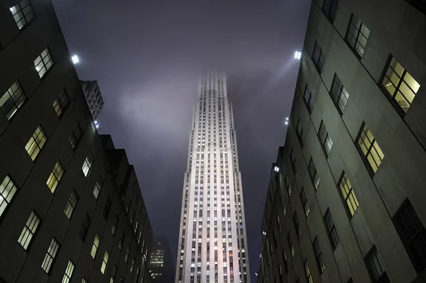 Rockefeller Center in Manhattan in heavy fog — Stock Photo, Image