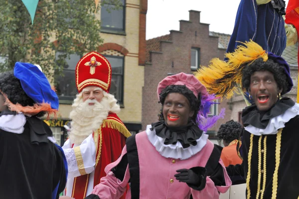 Sinterklaas arriving on his Steamboat with his black helpers (Zw — Stock Photo, Image