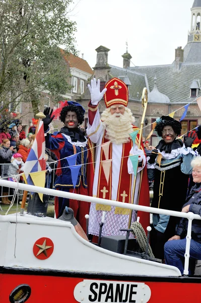 Sinterklaas arriving on his Steamboat with his black helpers (Zw — Stock Photo, Image