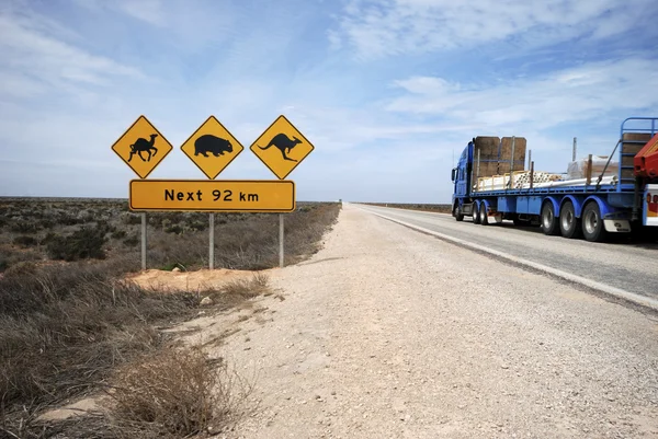 Trein van de weg op de snelweg eyre — Stockfoto