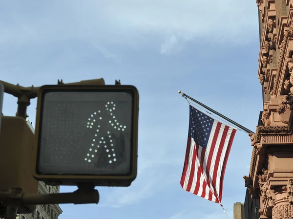 Señal de tráfico y bandera americana — Foto de Stock