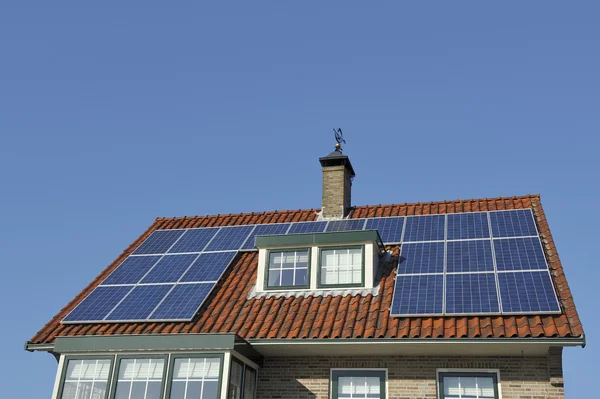 Sonnenkollektoren auf rotem Dach — Stockfoto