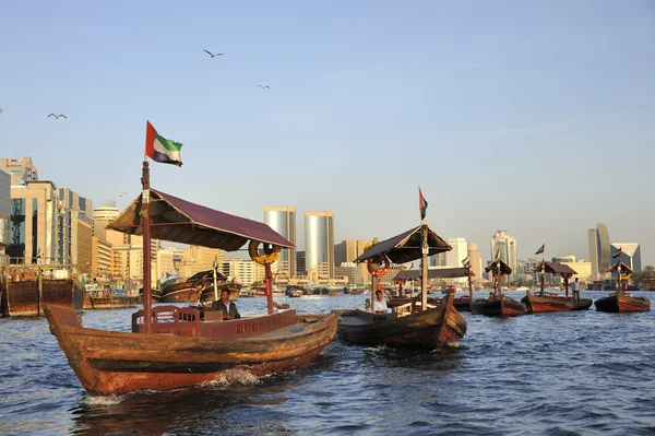 View of Deira quarter from Dubai creek with abra or water taxi — Stock Photo, Image