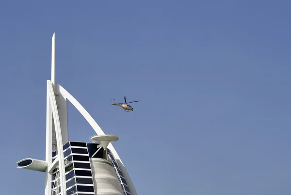 Burj Al Arab hotel con elicottero in partenza — Foto Stock