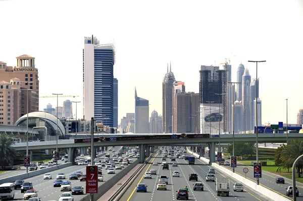 Traffico sulla Sheikh Zayed Road — Foto Stock