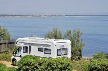 Mobil deniz kenarında ev