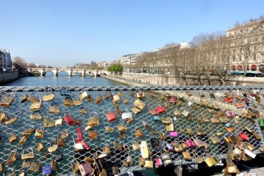 Paris, Fransa 'da Pont des Arts köprüsündeki asma kilitleri ve Pont Neuf nehrine bakan Seine nehri.                               