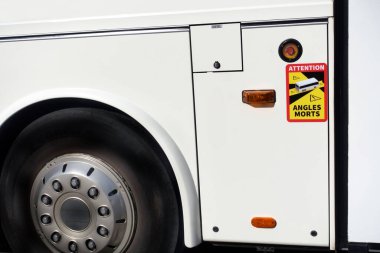 Paris, Fransa 20 Mart 2022 dikkat. Fransa 'daki tüm kamyonlar, otobüsler ve minibüslerin mecburi Fransız arka tarafındaki çıkartmaları yok ediyor.                               