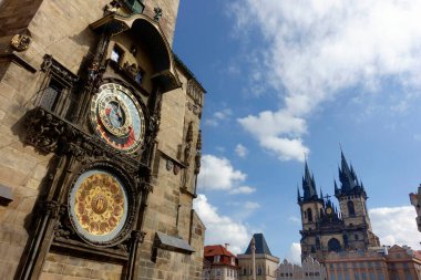 Prag Eski Şehir Meydanı Çek Cumhuriyeti, Astronomik Saat Kulesi 'nde gündoğumu şehir silueti boş kimse yok                              