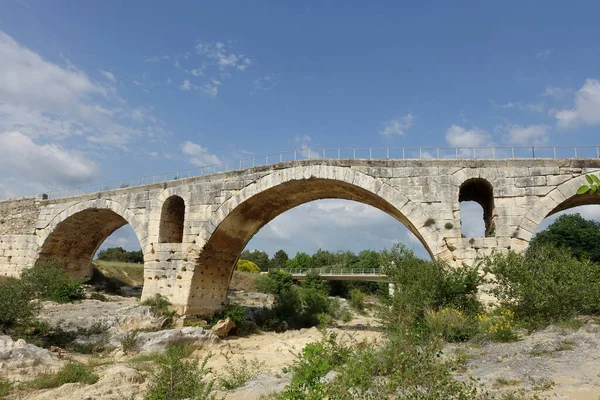 朱利恩桥 Pont Julien 是古代多米蒂亚大道 Domitia 的一部分 横跨加尔万河 位于罗克夫尔峡谷的尽头 得名于古城阿帕塔 朱利叶 — 图库照片