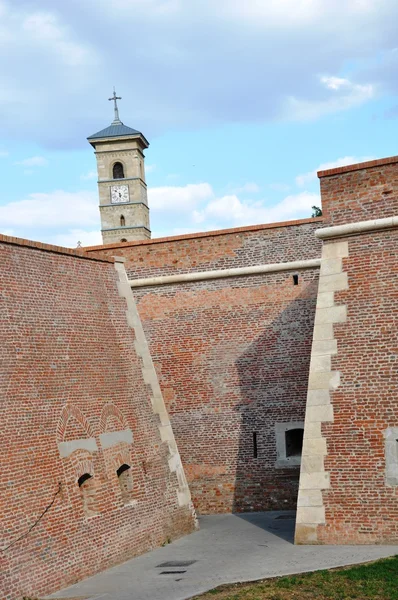 Alba-Iulia Carolina Muralha da Cidadela e Torre da Igreja — Fotografia de Stock