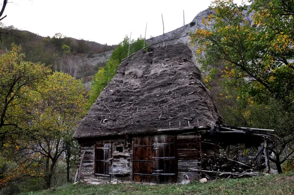 Ülke tarafından gelen eski ev — Stok fotoğraf