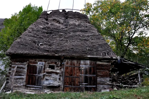 Ülke tarafından gelen eski ev — Stok fotoğraf