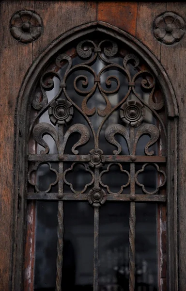 Ancienne porte en bois décorée — Photo