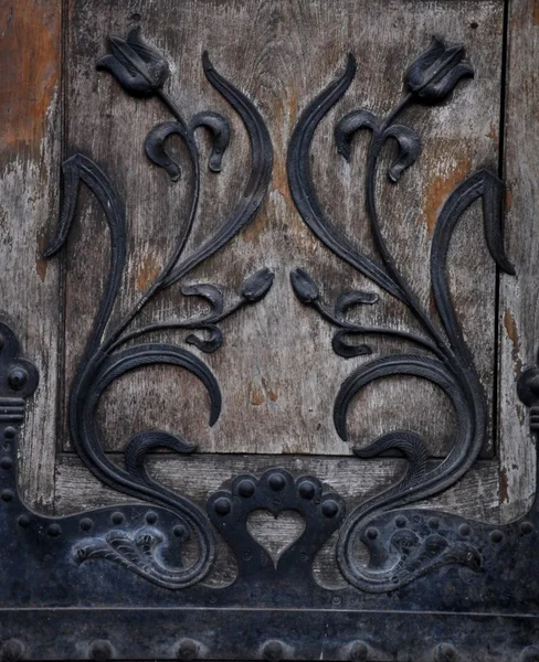 Eski ahşap kapı dekore edilmiştir. — Stok fotoğraf