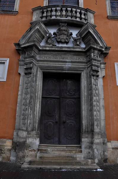 Ancienne porte décorée — Photo