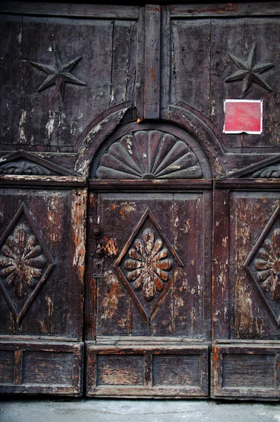 Versierde houten deur — Stockfoto