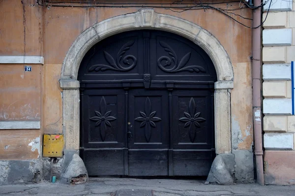 Porta de madeira decorada — Fotografia de Stock