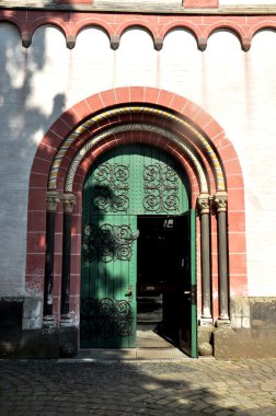 kilise kapısına