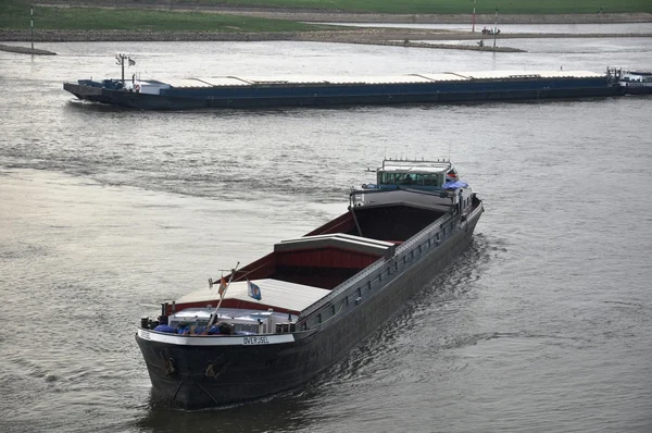 Schiffe auf dem Fluss — Stockfoto