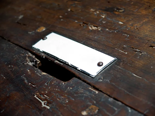 Placca bianca su una superficie di legno . — Foto Stock