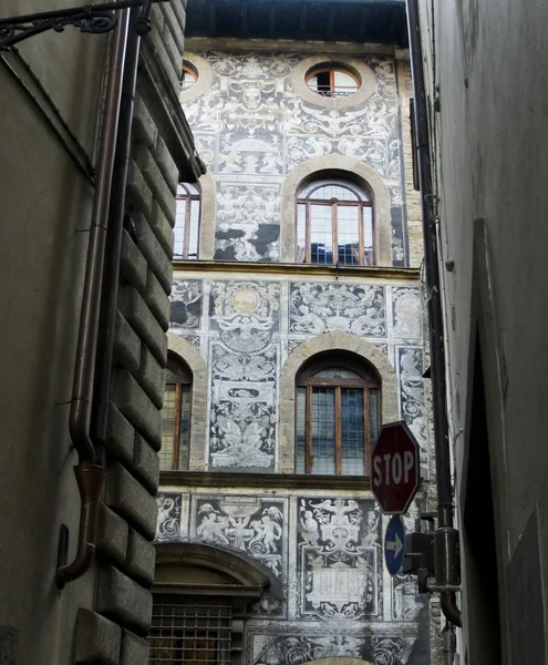 Típica fachada ornamentada de un palacio florentino. Florencia, Italia — Foto de Stock