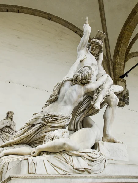 Изнасилование скульптуры Поликсена в Лоджиа делла Синьория. Флоренц — стоковое фото