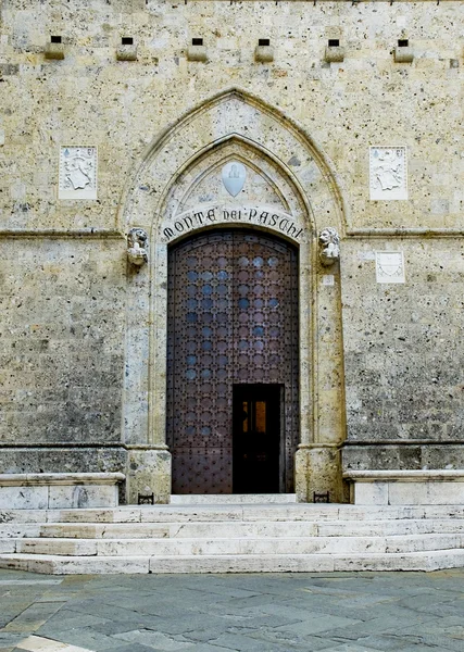 Dveře palazzo spannocchi v piazza salimbeni. Siena, Itálie — Stock fotografie
