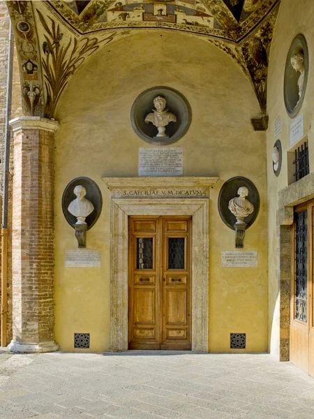 Renesanční dveře v galerii palazzo piccolomini e delle papess. Siena, Itálie — Stock fotografie